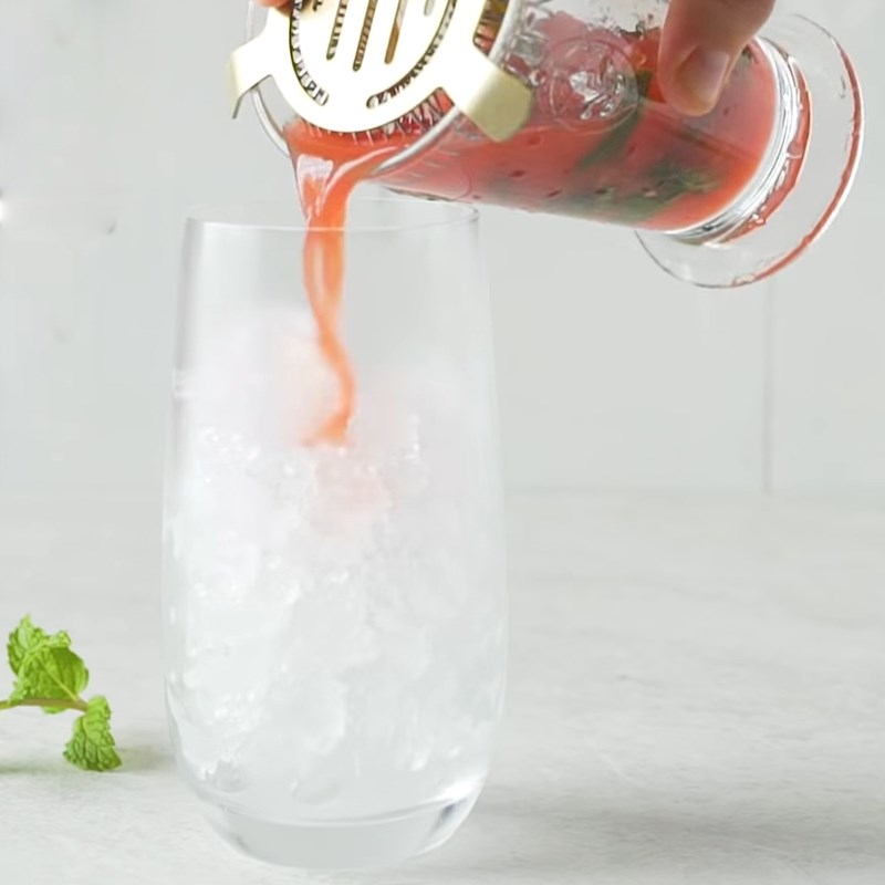 Bước 2 Pha cocktail và trang trí Gin Tonic dưa hấu bạc hà