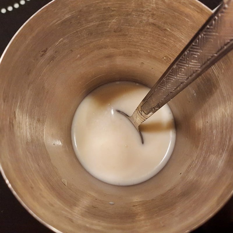 Bước 2 Pha matcha với sữa Matcha latte đá