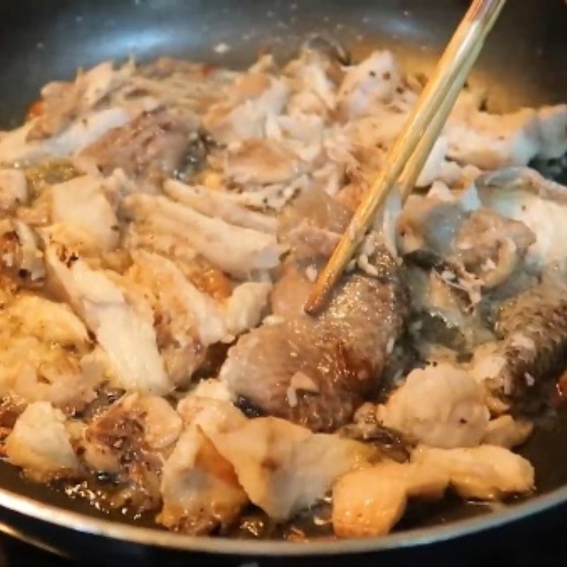 Bước 3 Phi hành và xào thịt cá Cháo cá lóc nấu bầu và nấm rơm