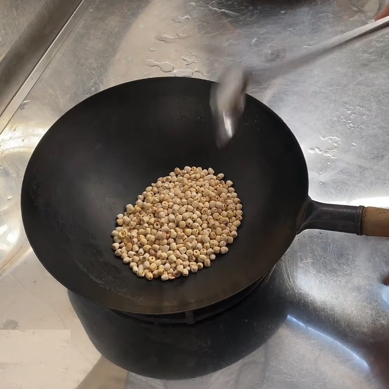 Bước 2 Rang hỗn hợp các loại hạt với muối Bột rang muối