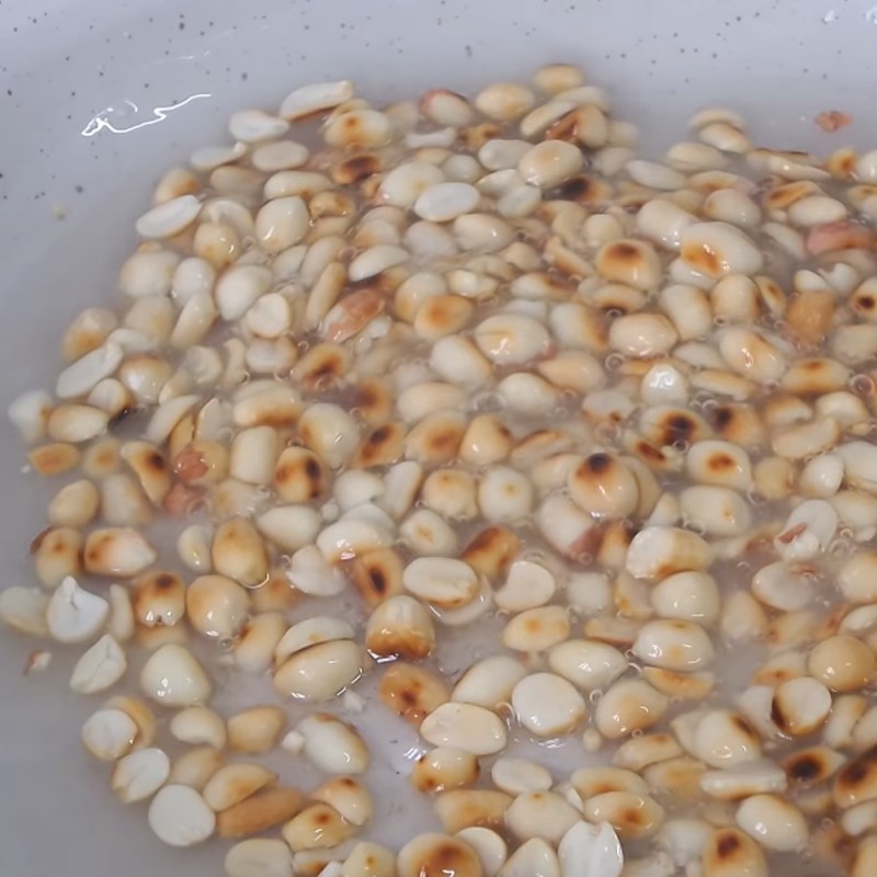 Bước 3 Rang và tẩm bột đậu phộng Chè chuối đậu xanh