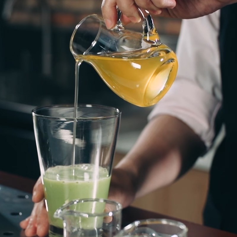 Bước 2 Shake hỗn hợp nước ép Nước ép khế xanh