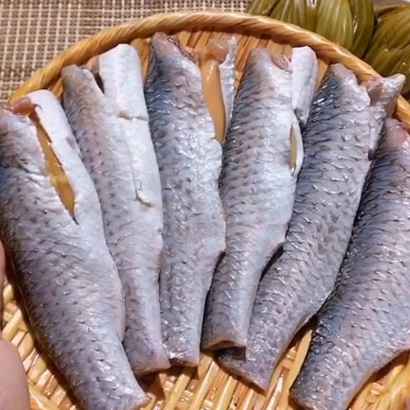 Bước 1 Sơ chế cá đối Cá đối kho dưa cải