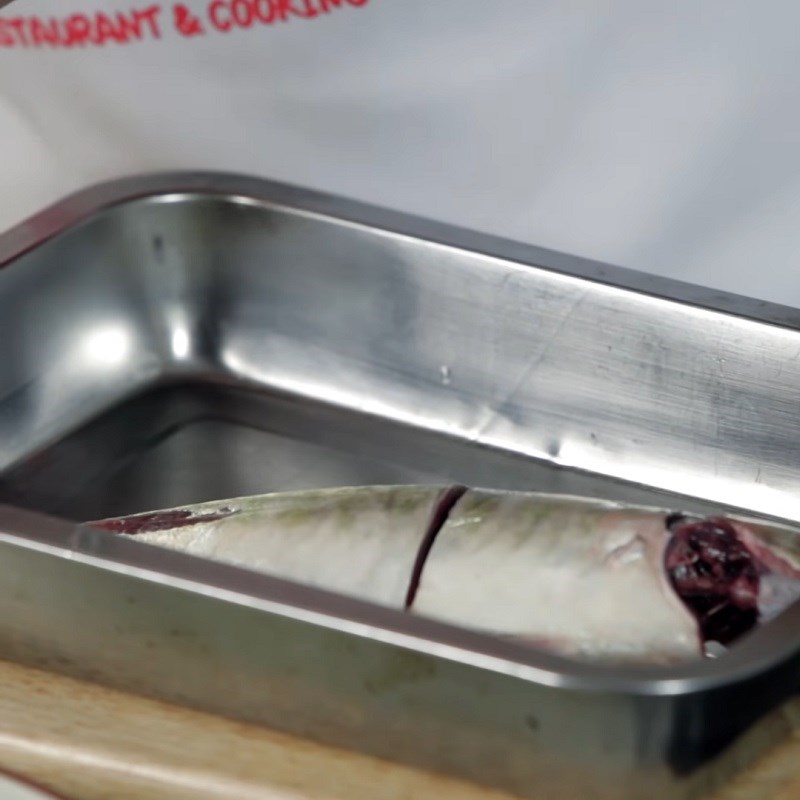 Bước 1 Sơ chế và ướp cá ngân Cá ngân nấu canh chua măng