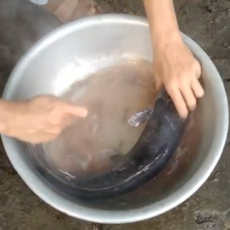Bước 1 Sơ chế cá trê Cá trê kho dưa chua