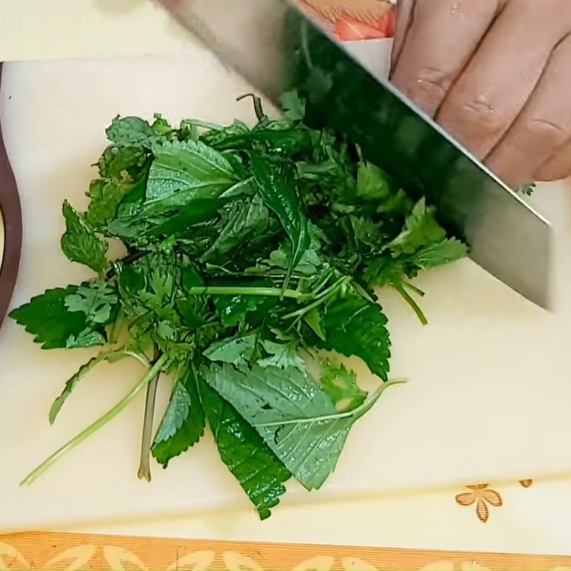 Bước 1 Sơ chế các loại rau củ Nộm sứa hành tây