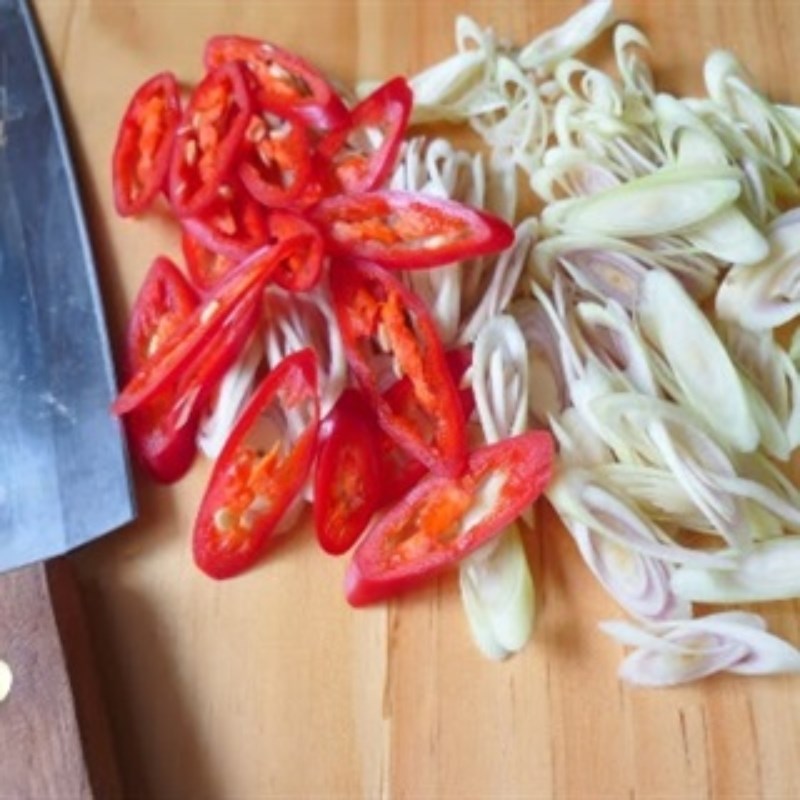 Bước 2 Sơ chế các nguyên liệu khác Ốc lác xào sả ớt