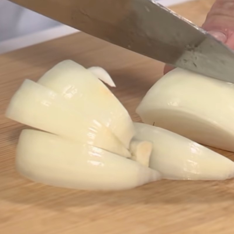 Bước 2 Sơ chế các nguyên liệu khác Ốc lác xào tiêu xanh