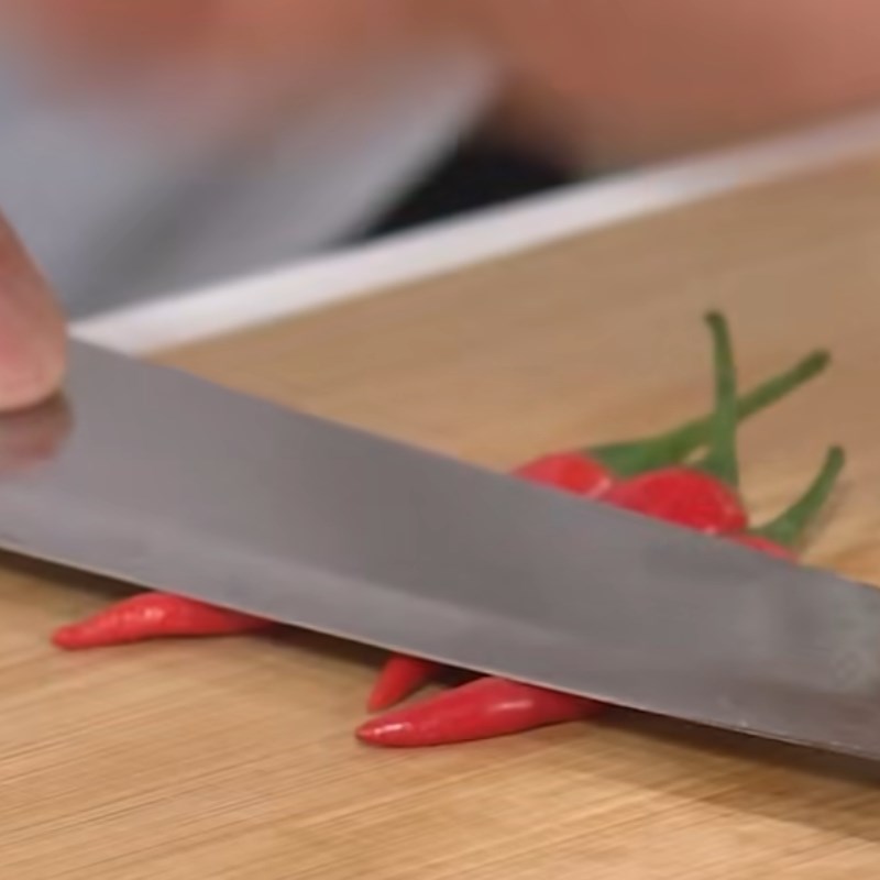 Bước 2 Sơ chế các nguyên liệu khác Ốc lác xào tiêu xanh