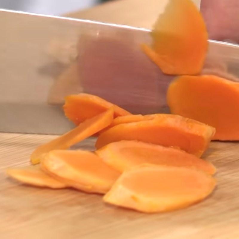 Bước 2 Sơ chế các nguyên liệu khác Ốc lác xào tiêu xanh