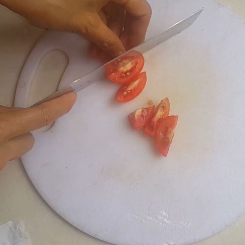 Bước 2 Sơ chế các nguyên liệu khác Tôm khô sốt cà chua
