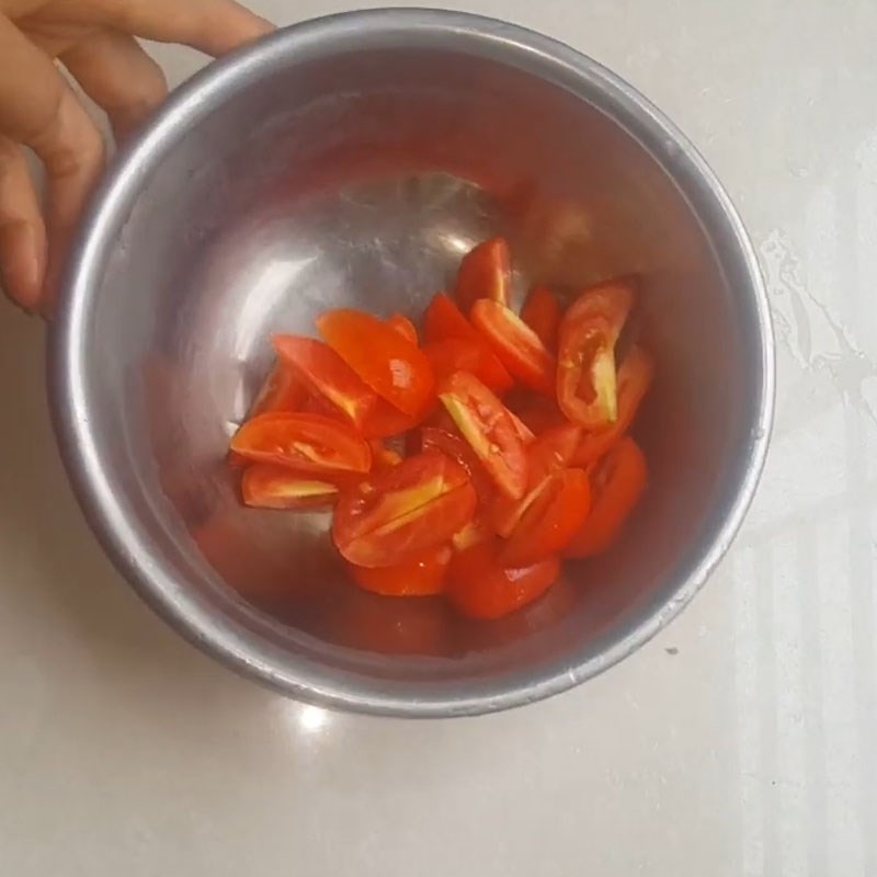 Bước 2 Sơ chế các nguyên liệu khác Tôm khô sốt cà chua