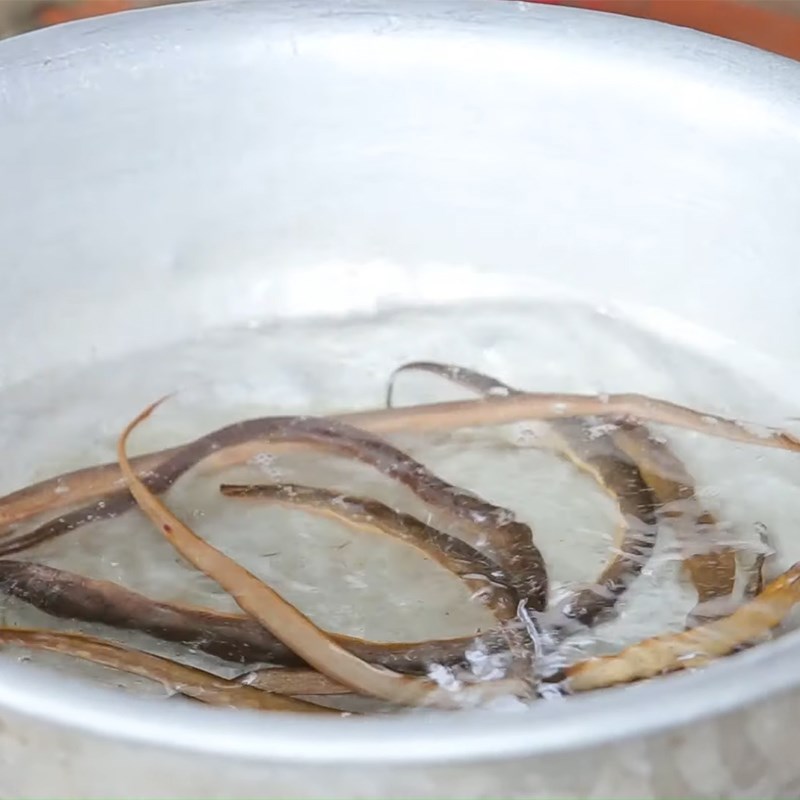 Bước 1 Sơ chế lươn Lươn om củ chuối