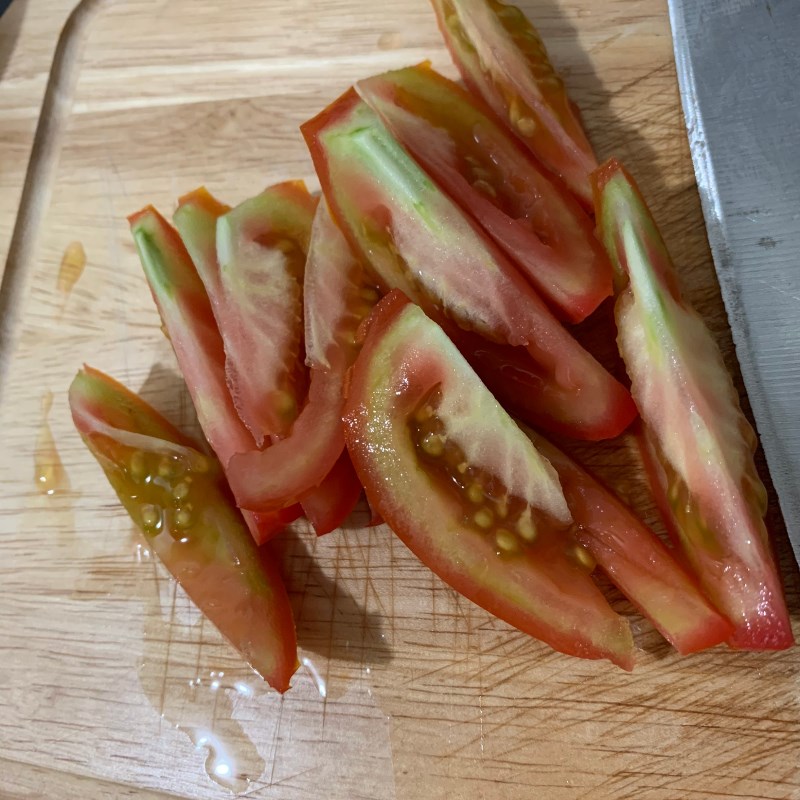Bước 1 Sơ chế mực và các nguyên liệu Mực nhồi thịt chiên sốt cà chua