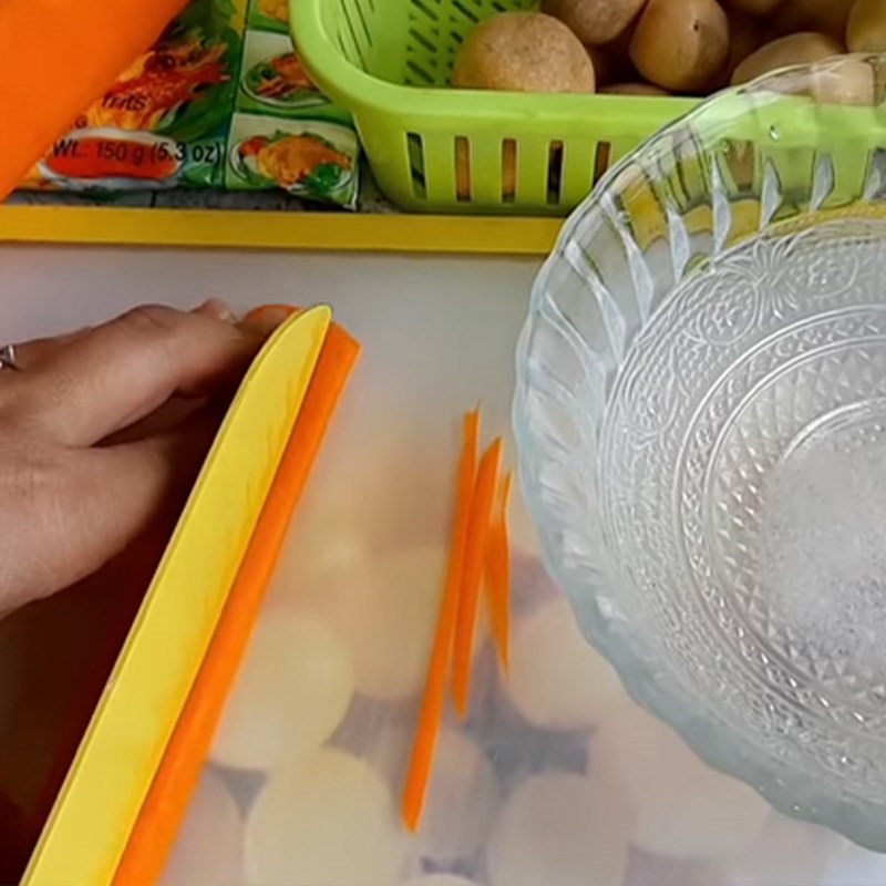 Bước 1 Sơ chế nấm rơm và cà rốt Nấm rơm chiên bột