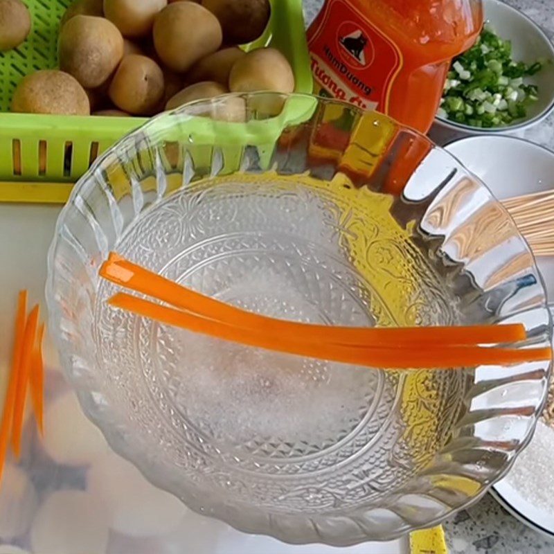 Bước 1 Sơ chế nấm rơm và cà rốt Nấm rơm chiên bột
