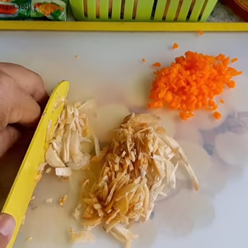 Bước 1 Sơ chế nấm rơm và cà rốt Nấm rơm chiên bột