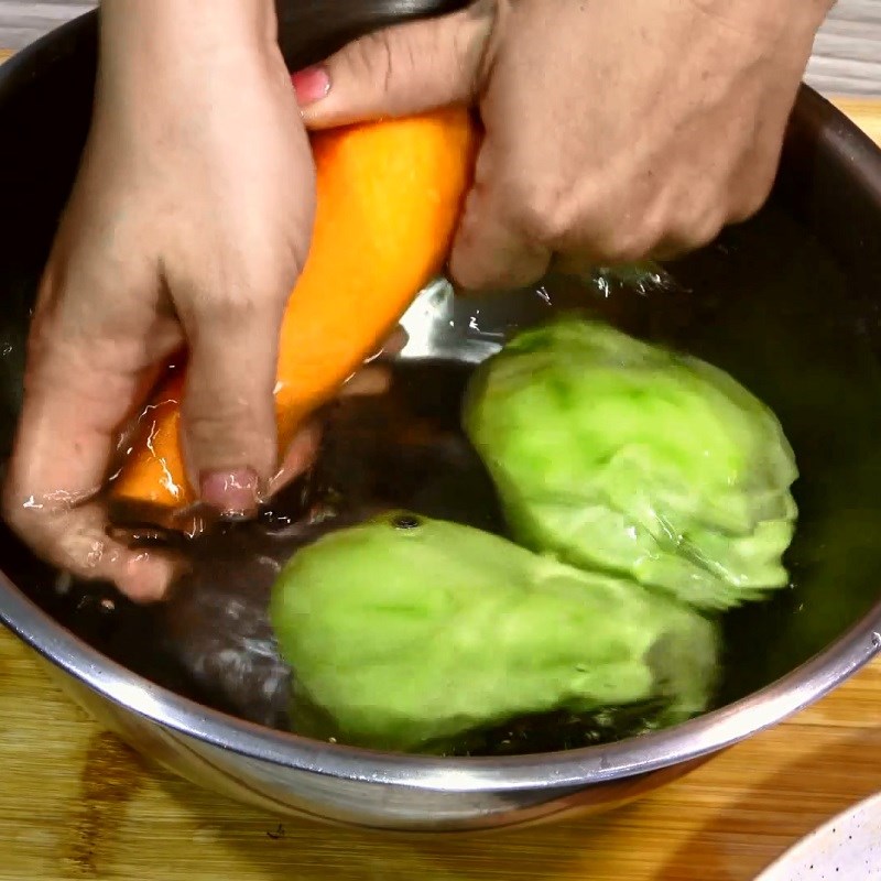 Bước 1 Sơ chế nguyên liệu Su su xào cà rốt trứng