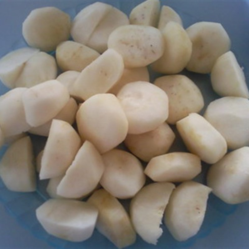 Bước 1 Sơ chế nguyên liệu Đuôi heo hầm củ sen
