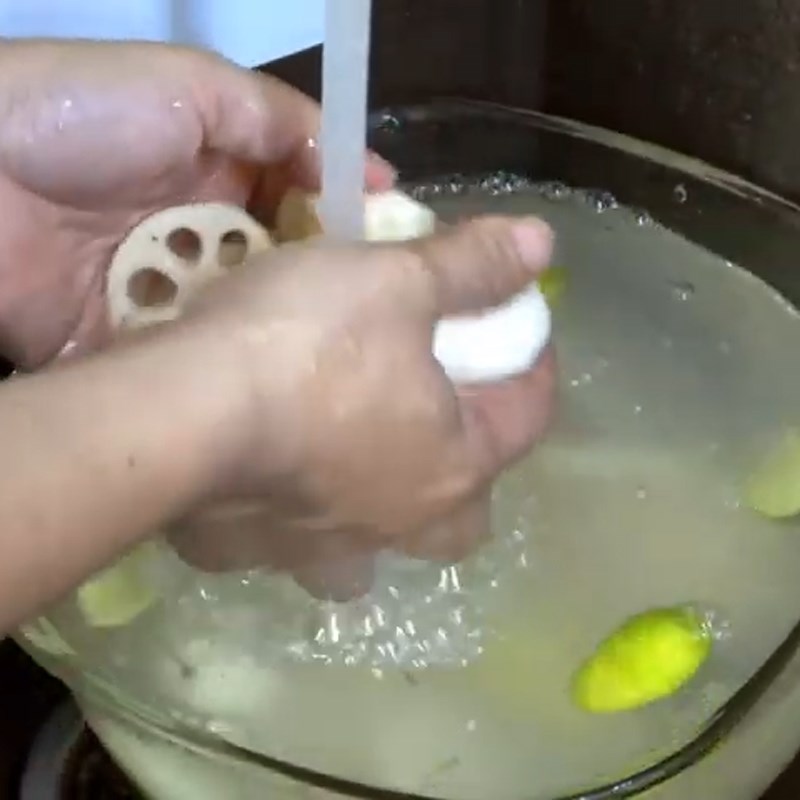 Bước 1 Sơ chế nguyên liệu Đuôi heo hầm củ sen