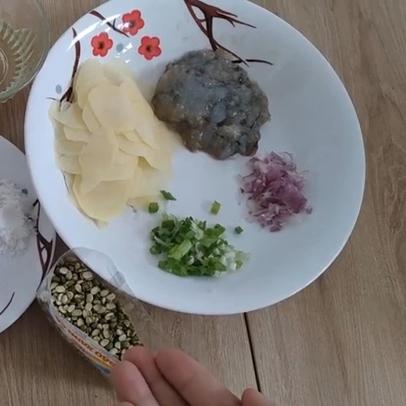 Bước 1 Sơ chế nguyên liệu Cháo tôm khoai tây đậu xanh