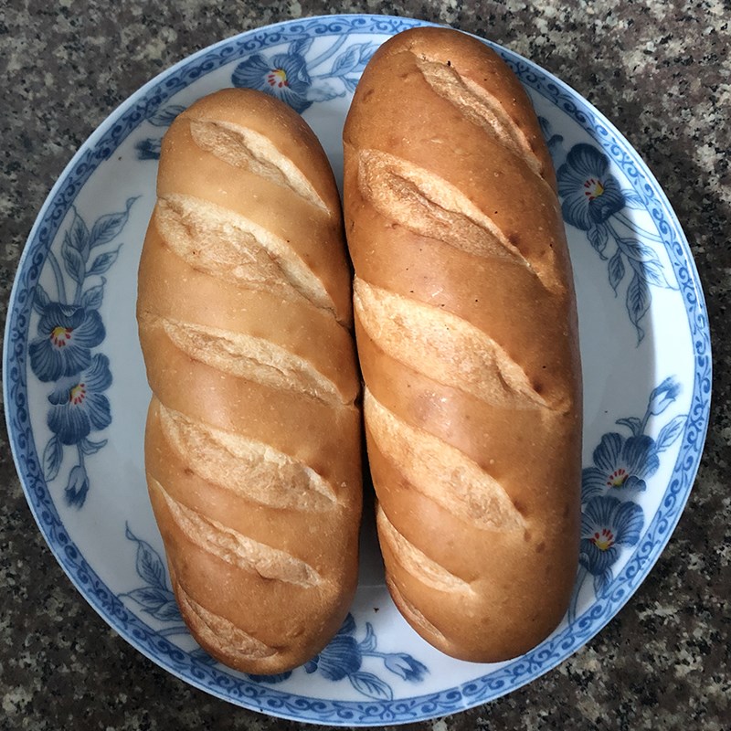 Bước 1 Sơ chế nguyên liệu Bánh mì sấy bơ đường