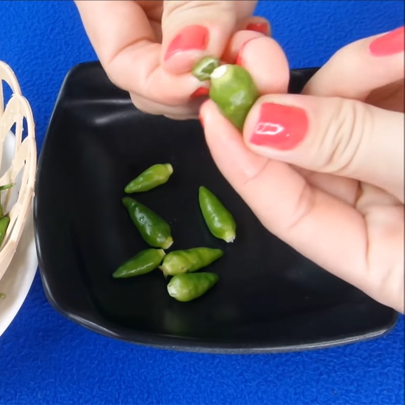 Bước 1 Sơ chế nguyên liệu Muối tôm ớt xanh