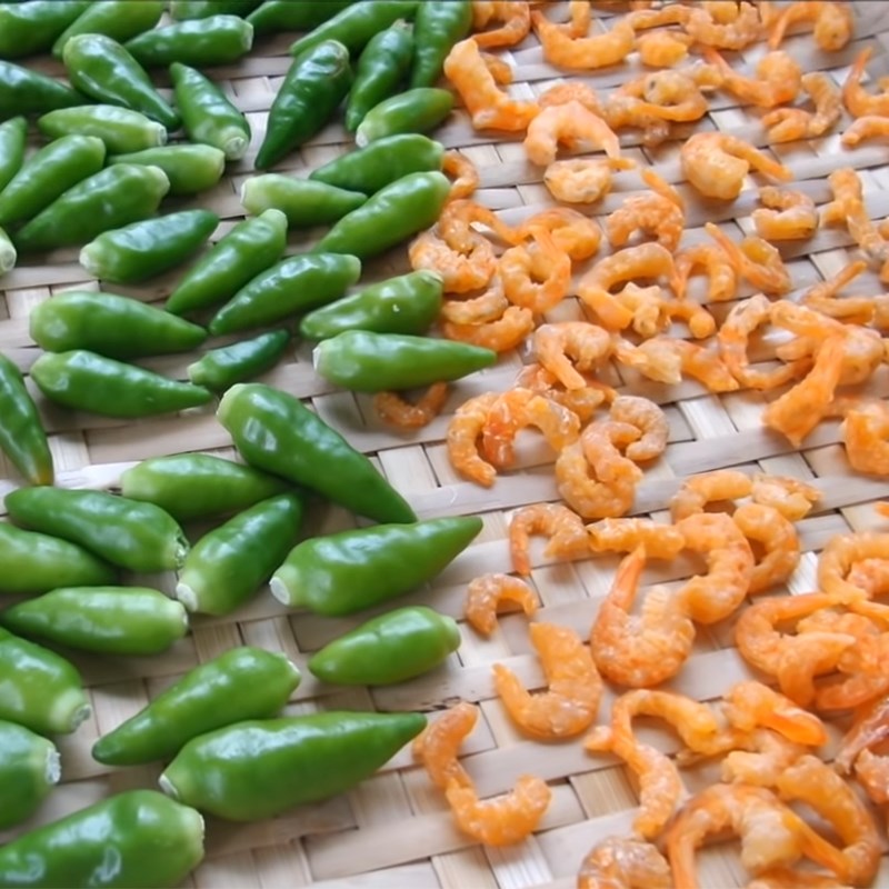 Bước 1 Sơ chế nguyên liệu Muối tôm ớt xanh