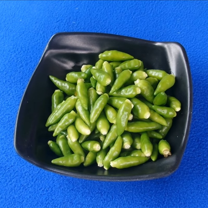 Bước 1 Sơ chế nguyên liệu Muối tôm ớt xanh