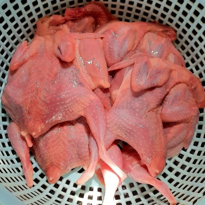 Bước 1 Sơ chế nguyên liệu Cút rô ti nước dừa