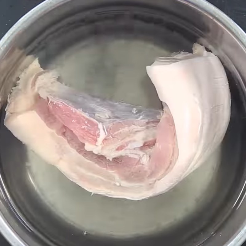 Bước 1 Sơ chế và luộc thịt ba chỉ Bánh cuốn tôm chua