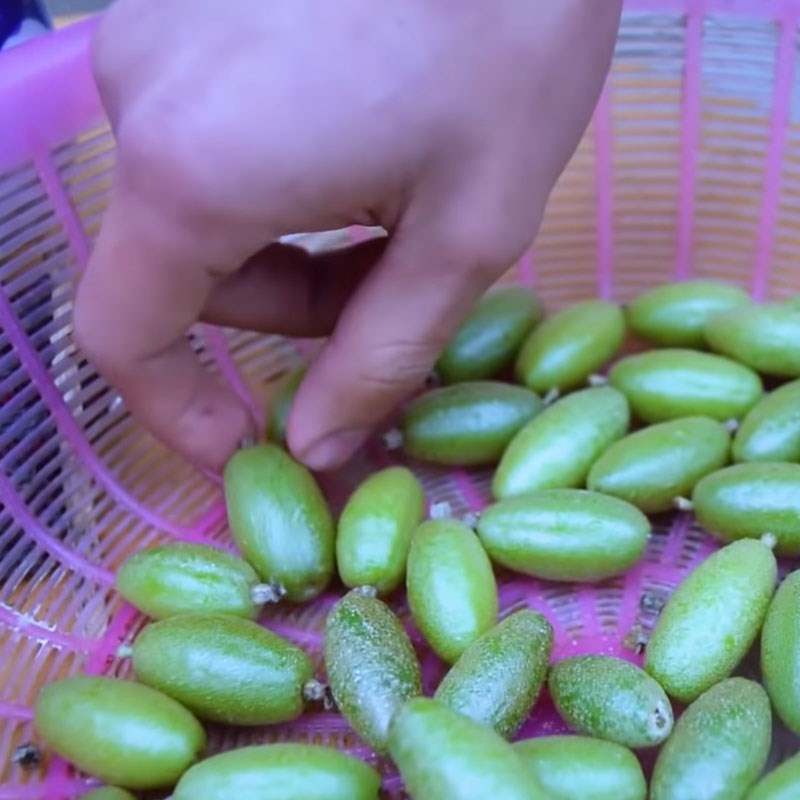 Bước 1 Sơ chế nhót Nhót dầm tỏi ớt