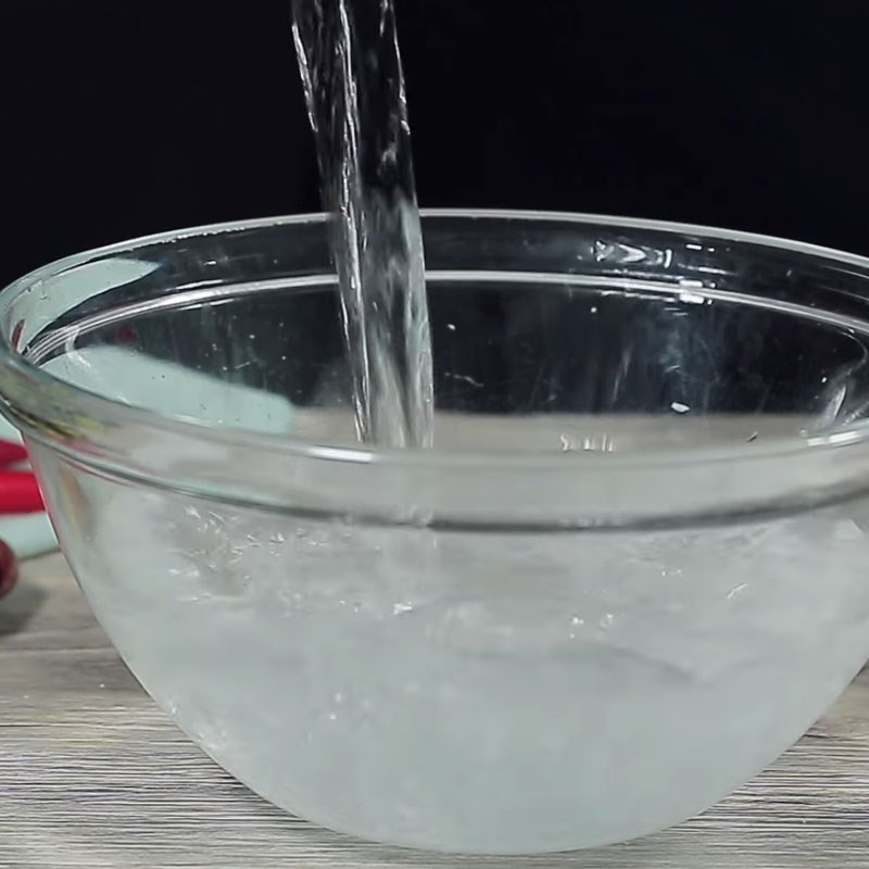 Bước 1 Sơ chế nhót Nhót dầm muối ớt