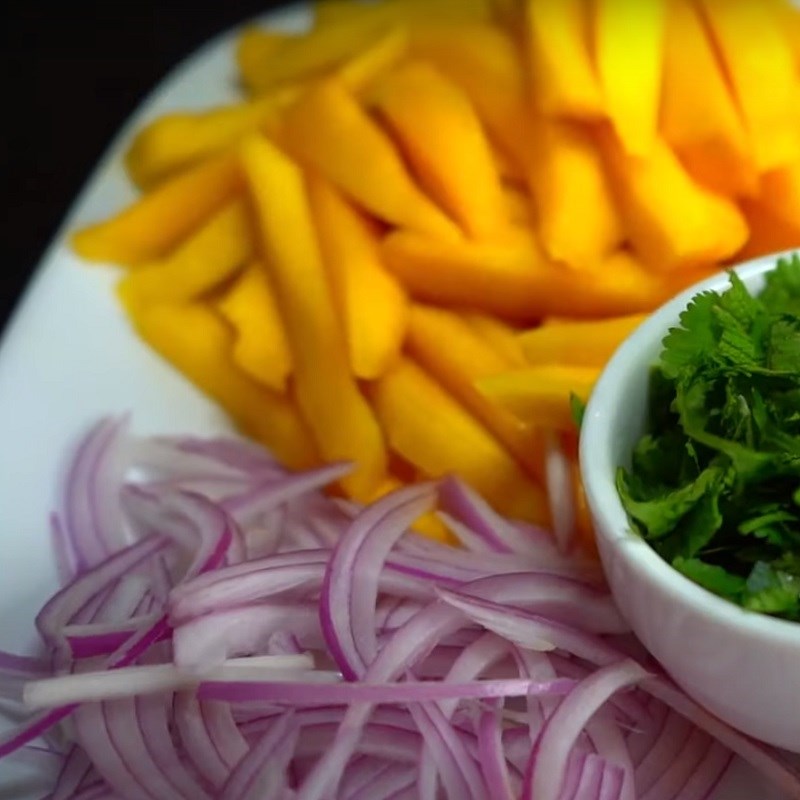 Bước 1 Sơ chế rau củ quả Salad xoài dưa leo