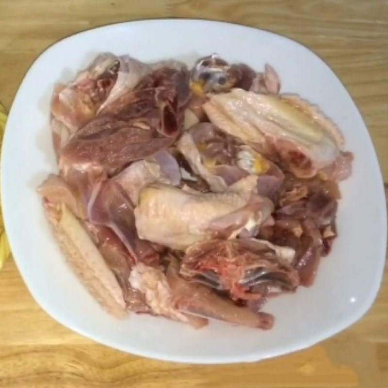 Bước 1 Sơ chế và ướp thịt gà Gà nấu măng khô