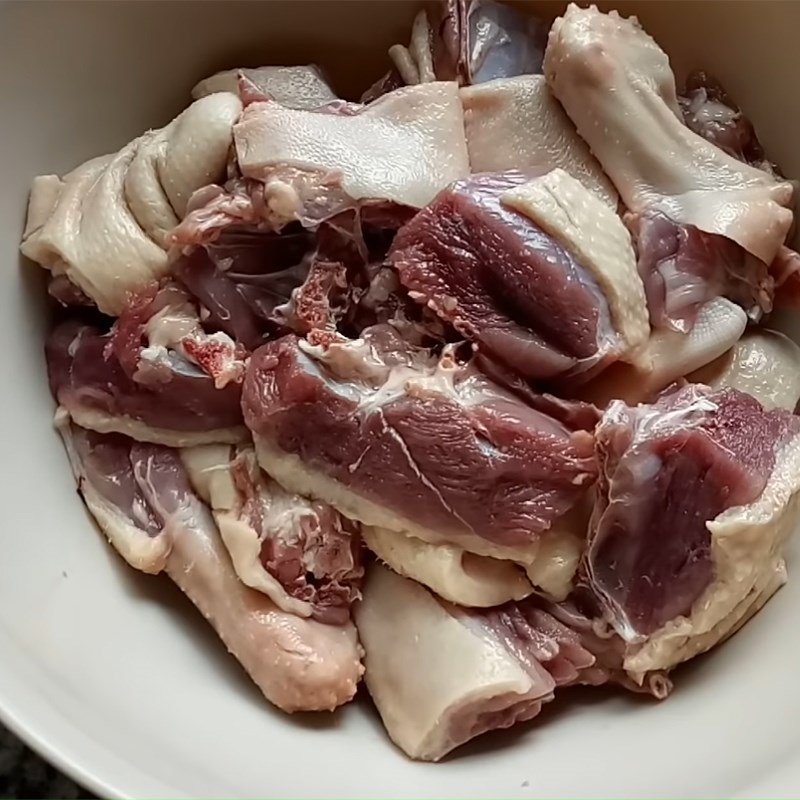 Bước 1 Sơ chế thịt vịt vịt nấu xí muội