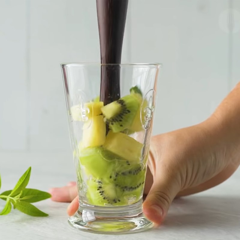 Bước 1 Sơ chế và dầm trái cây Gin Tonic kiwi thơm