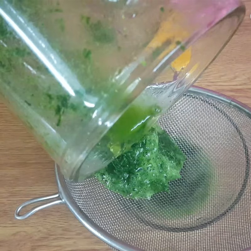 Bước 1 Sơ chế và lọc nước cốt lá nếp (lá dứa) Sữa chua thạch lá nếp trân châu