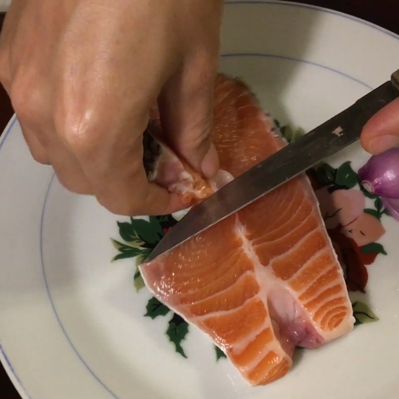 Bước 1 Sơ chế và luộc thịt cá Cháo cá hồi rau cải bó xôi