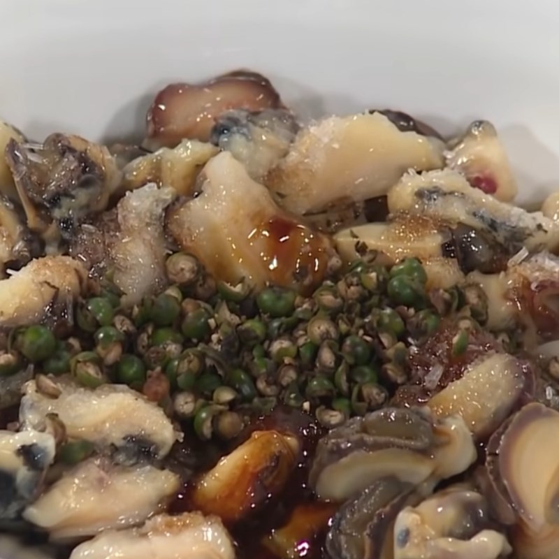 Bước 1 Sơ chế và ướp ốc Ốc lác xào tiêu xanh