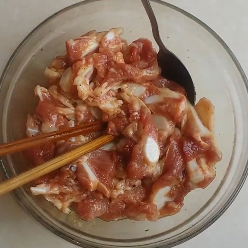 Bước 1 Sơ chế và ướp sụn heo Sụn heo nướng mọi