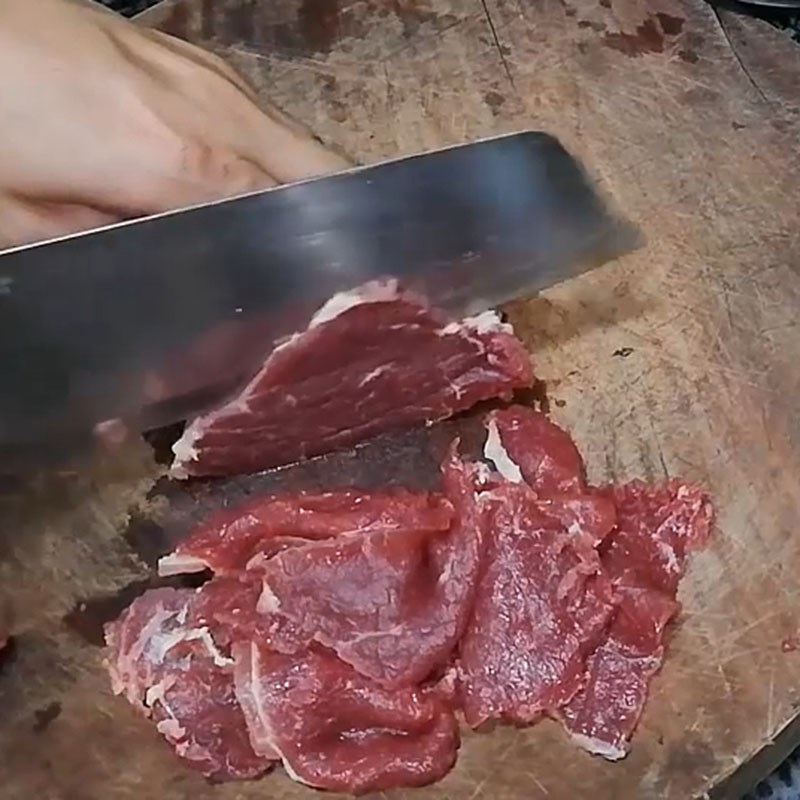 Bước 1 Sơ chế và ướp thịt bò Thịt bò xào nấm đùi gà