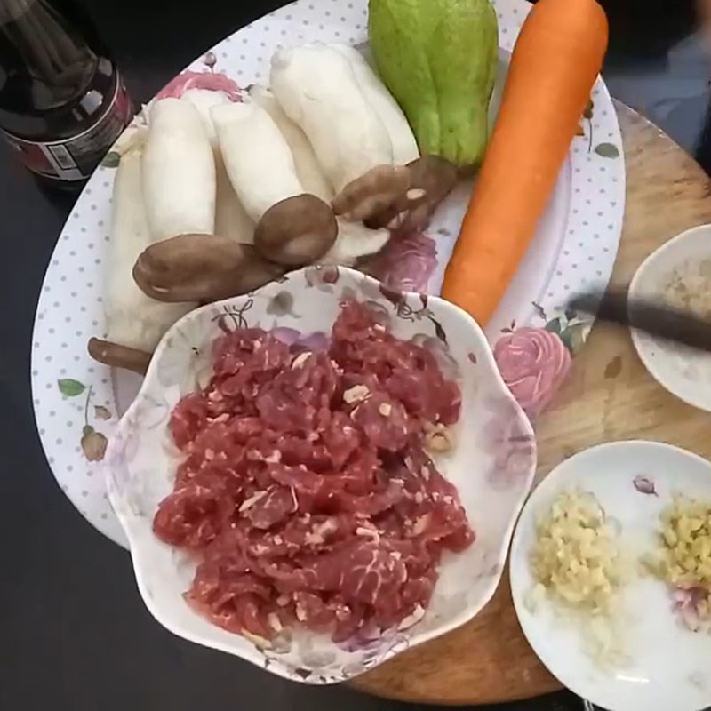 Bước 1 Sơ chế và ướp thịt bò Thịt bò xào nấm đùi gà rau củ