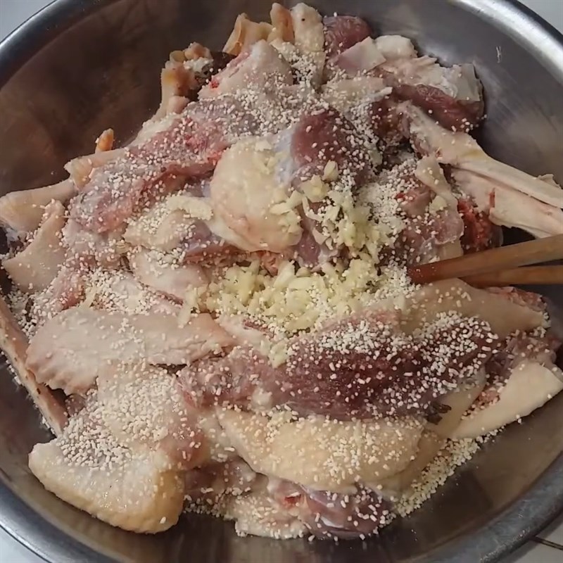 Bước 1 Sơ chế và ướp thịt vịt Vịt nấu lá giang