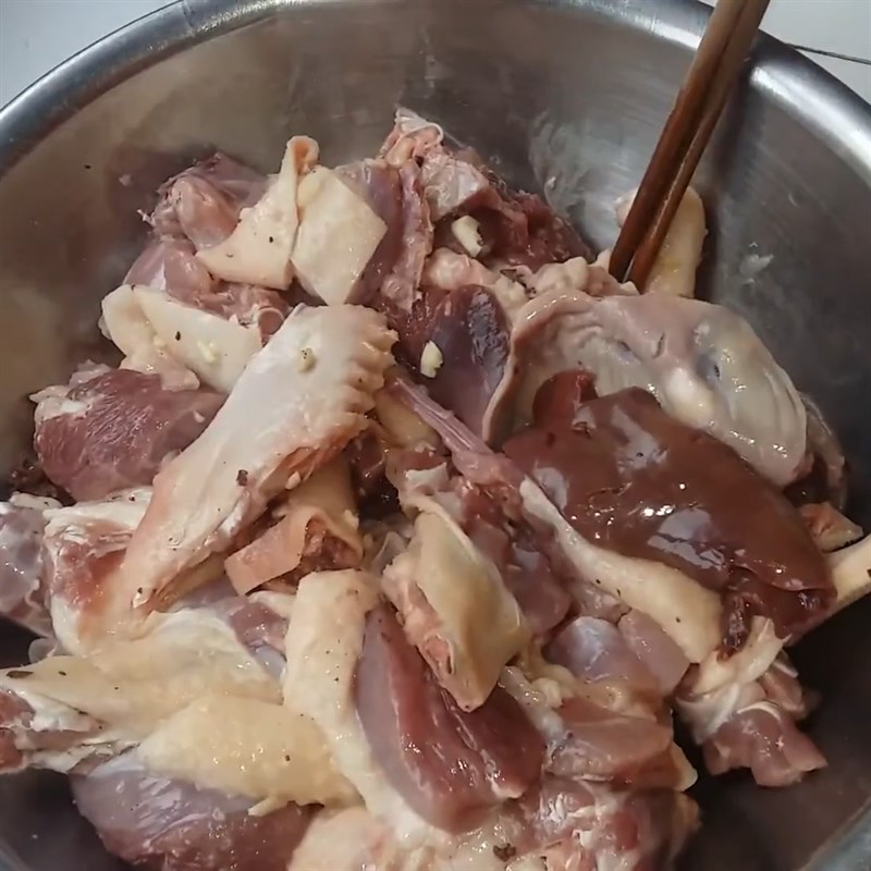 Bước 1 Sơ chế và ướp thịt vịt Vịt nấu lá giang