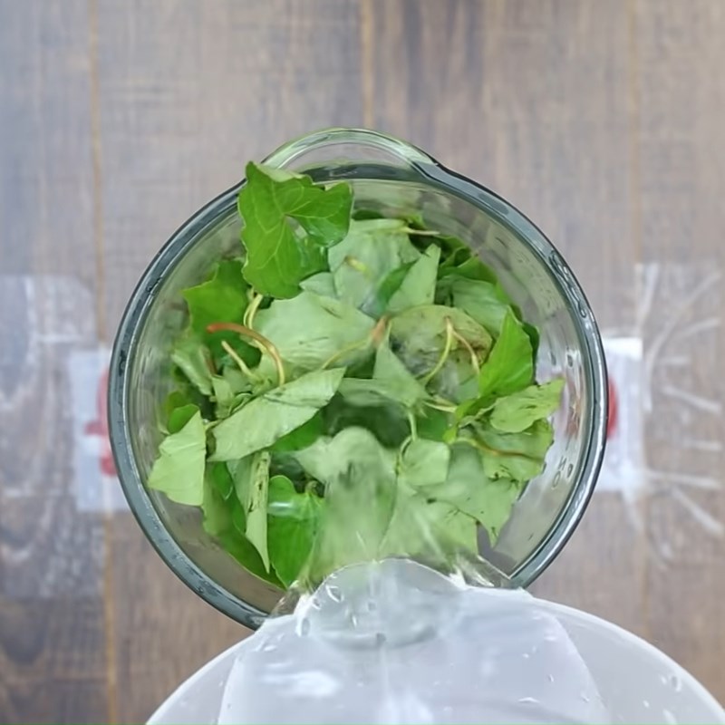 Bước 3 Sơ chế và xay rau diếp cá Sinh tố diếp cá đậu xanh