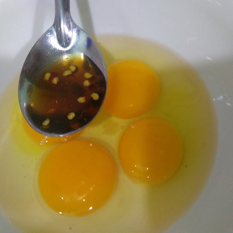 Bước 2 Làm hỗn hợp trứng Trứng rán lá hẹ