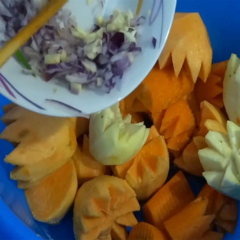 Bước 4 Tạo hình và ướp củ quả Bò nấu đậu