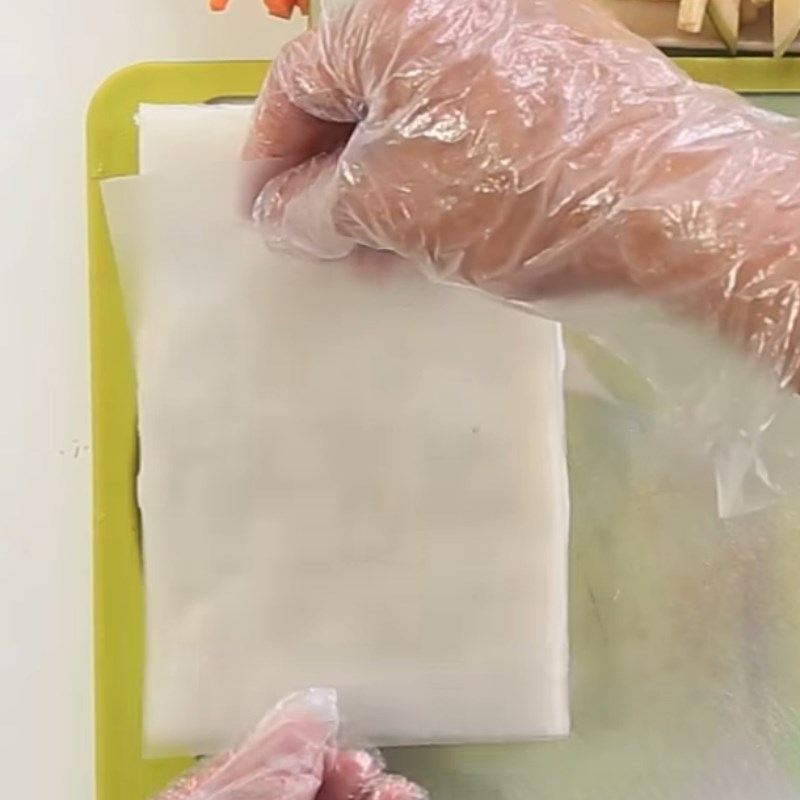 Bước 3 Cuộn bánh với thịt, tôm chua và rau củ Bánh cuốn tôm chua