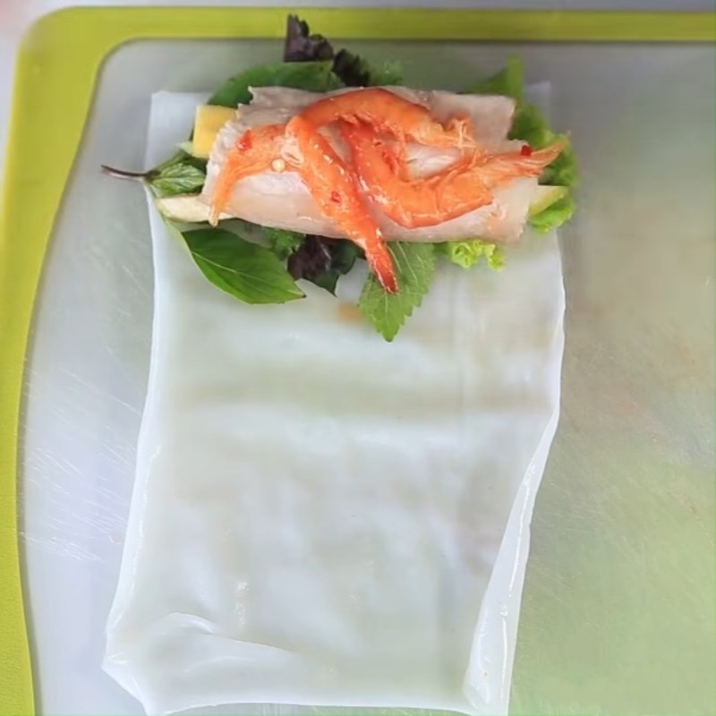 Bước 3 Cuộn bánh với thịt, tôm chua và rau củ Bánh cuốn tôm chua